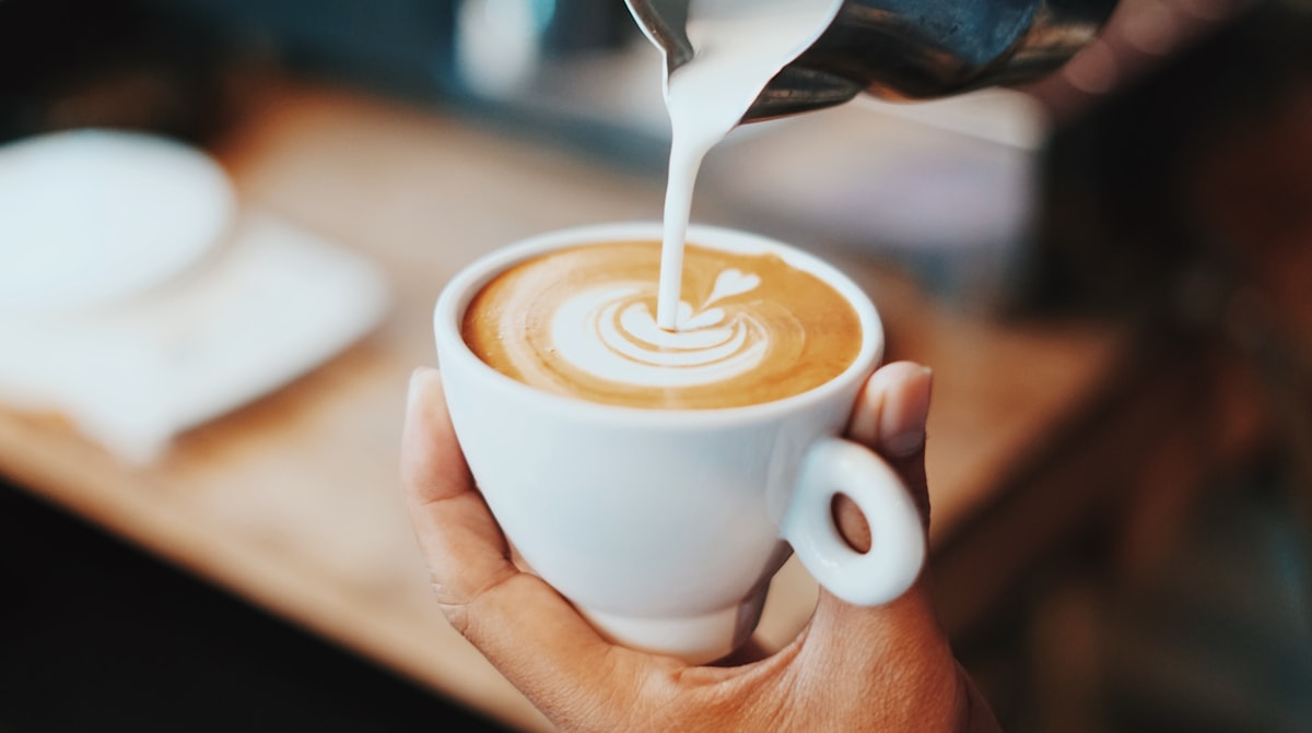 Kava odozgo s latte artom